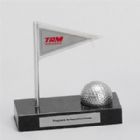Troféu Personalizado - Modelo Bandeira e Bola de Golf.
