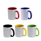 Caneca de cerâmica com interior e alça colorida