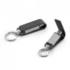 Pen drive em sintético com capacidade de 8GB.