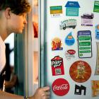 Homem abrindo geladeira com ima personalizado