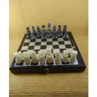 Estojo com jogo de xadrez e dama com peças tipo madrepérola