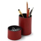 Conjunto de porta-lápis e clipes redondo em couro vermelho.