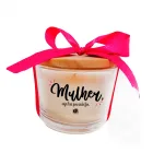 Vela perfumada no vidro com tampa em madeira - dia da mulher