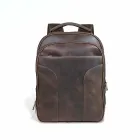 Mochila de couro com bolso principal com porta notebook e fechamento em ziper