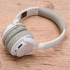 Headphone branco giratório com haste ajustável