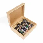 Tubo com três potes de temperos do mundo