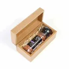 Tubo com três potes de temperos do mundo