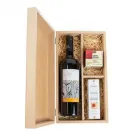 Caixa com vinho, torradas e queijo pomerode