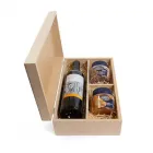 Caixa de madeira com vinho e aperitivo