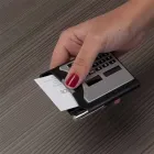 Calculadora plástica de 8 dígitos com porta-cartão lateral. 