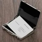 Porta-cartão no formato de mini maleta executiva