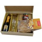 Kit Gourmet Personalizado em caixa de madeira contendo 01 garrafa de mini Chandon Brut de 187 ml, 01 taça de vidro para champanhe,  01 pacote de macar...