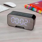 Caixa de som multimídia com relógio na mesa