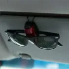 Porta-óculos com haste de metal