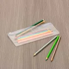 Estojo plástico com abertura zip-zap