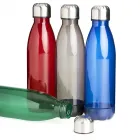 Garrafa translucida de plástico com capacidade para 700ml, possui uma base na respectiva cor leitosa e uma tampa de alumínio