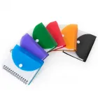Bloco de anotações plástico com capa colorida e botão - opções de cores