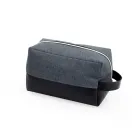 Nécessaire confeccionada em nylon com detalhes em couro sintético, parte interna contém forro de poliéster.