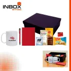 Kit Café Inbox com uma caneca, uma caderneta, uma caneta, torrada Bauducco, um sachê de geleia, uma sachê de cappuccino, um sachê de açúcar e um sachê de adoçante