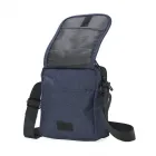 Bolsa de ombro em nylon azul com quatro compartimentos.