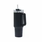 Caneca térmica preta com capacidade de 1,2L feita em inox.