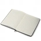 Kit caderno de anotações e caneta metálica.