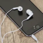 Fone de ouvido intra-auricular conectado no celular