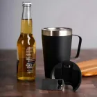 Caneca Térmica Inox com Abridor ao lado de cerveja