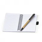 Caderneta aberta com caneta 