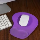 Mouse Pad ergonômico Roxo sobre a mesa