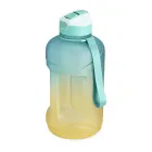 Squeeze PETG 2,2 litros com bico flip de silicone. Livre de BPA, a garrafa contém tampa com botão de acionamento para o bico com capa protetora, canudo acoplado e alça para transporte.