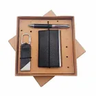 Kit com porta cartão, caneta de metal e chaveiro em embalagem kraft