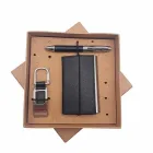 Kit com porta cartão, chaveiro e caneta metal em embalagem kraft