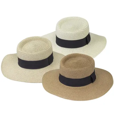 Chapéu de palha com aba levemente ondulada e faixa de poliéster 