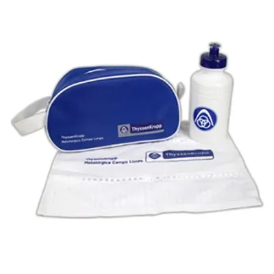 Necessaire em nylon 70 com alça de mão, toalha de mão e squeeze 