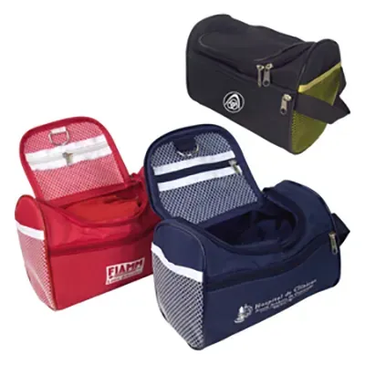 Necessaire personalizada em nylon 600, com bolso principal e bolsinho de redinha interno, com meia argola para pendurar, redinha nas duas laterais.