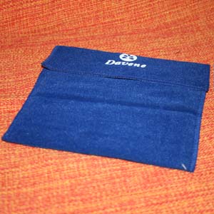 Envelope personalizado em veludo fechado com velcro. Pode-se alterar cor, material e tamanho.