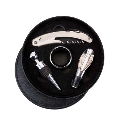 Kit Vinho 4 Peças, condicionado em estojo redondo de material sintético.