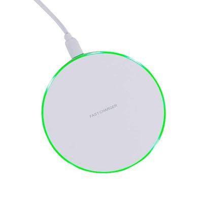 Carregador wireless por indução em formato de disco. o carregador possui antiderrapantes de silic...