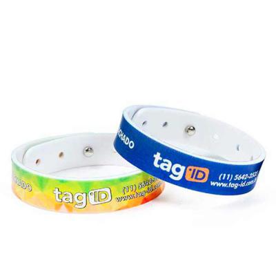 Pulseira emborracha com regulador de tamanho pode ser personalizada através de gravação digital o...