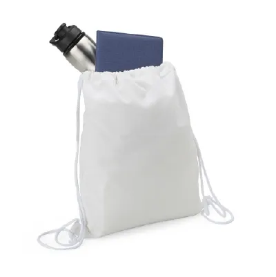 Mochila aberta com acessórios dentro