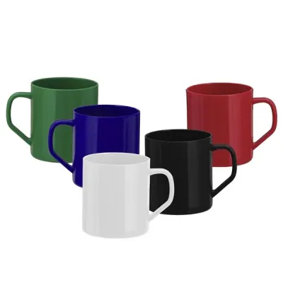 Canecas plásticas em verde, azul, branco, preto e vermelho.