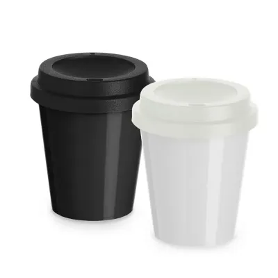 Copos plásticos personalizáveis.