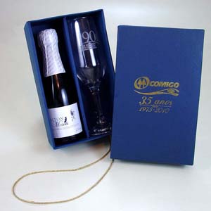 Kit champagne Baby com taça embalada em caixa de papelão forrada.