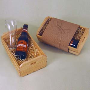 Kit de cerveja no caixote de madeira ripado sem tampa, com acabamento natural cru e berço de palha e faixa de micro ondulado.Incluso: 01 cerveja Eisenbahn Pilsen de 355 ml e 01 copo de vidro modelo pilsen personalizado.Opção: gravação a laser no caixote.