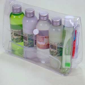 Kit viagem em necessaire de PVC cristal com shampoo, condicionador, sabonete líquido, locão hidratante, pente, escova e pasta de dente