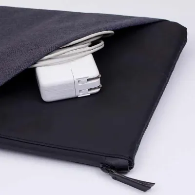 Pasta para Notebook 14 Polegadas com bolso externo. Produzido em poliéster com detalhes emborrachado, possui interior acolchoado com bolso de couro s
