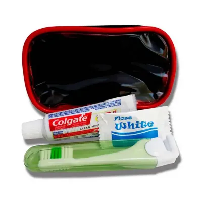 Kit higiene pessoal com pasta de dente, creme dental e fio dental