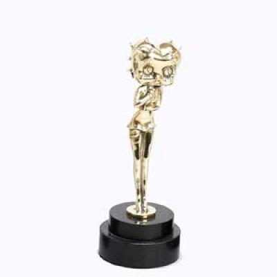 Troféu Personalizado formato Betty Boop dourado com base preta