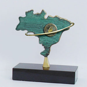 Troféu personalizado com patina e aplicação de logomarca com aro - Modelo Mapa do Brasil.